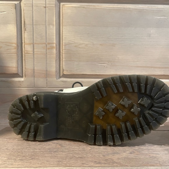 Dr. Martens Jadon Platform classic 8-Eye Boot - Picture 8 of 11